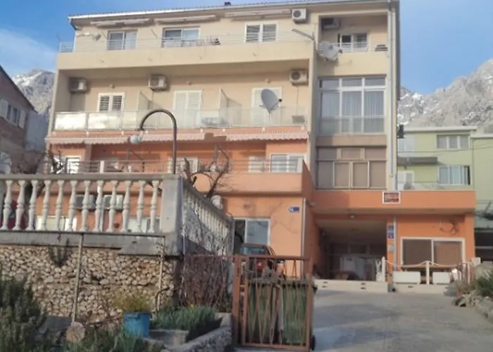 Gostinjska kuća And With Parking Space - 13979 Makarska