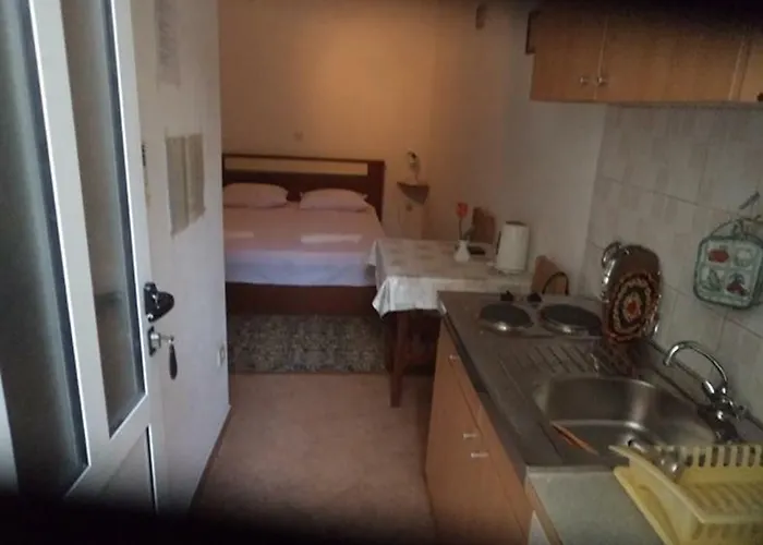 Gostinjska kuća And With Parking Space - 13979